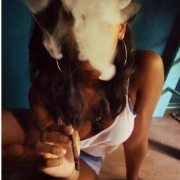 21 •°• Always high & Always down to blaze header is yours truly, i like to party ; #Legalize #GirlsWhoSmoke #StonerNation kik me rollmadblunts #Taken