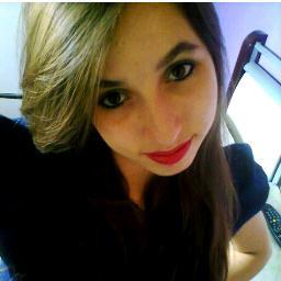 Eu não sou a mais bonita, nem tão mesmo a mais inteligente, nunca fui a primeira da turma, nem aquela que todos os garotos desejam, mais serei eu msm sempre.)