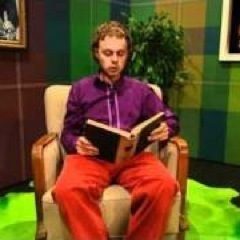 Gyserbogsforfatter, ivrig tv debattør og single med stor kærlighed til Asaa Boldklub.
Spoof.