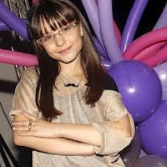 @larimanoela eu quero tanto ficar do seu lado minha princesa, quero muito que essa distancia acabe para   q possamos  ser amigas♥ amor INCONDICIONAL #CARROSSEL