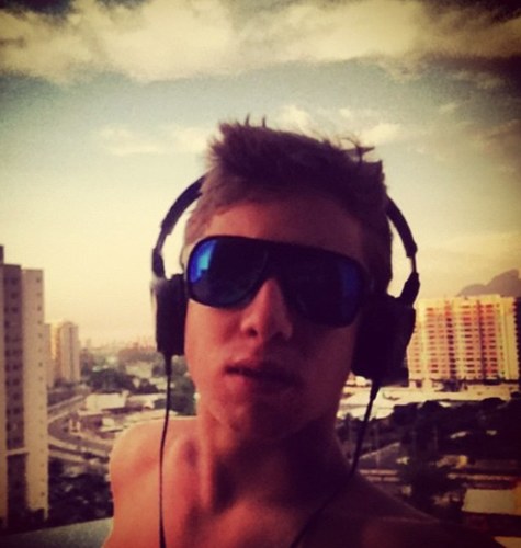 suryavictor's profile picture. ''Onde estiver seja lá como for tenha fé porque até no lixão nasce flor.''