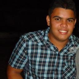 Flamenguista , 18 anoos , pré-universitário , aquariano , jogaa bola i tal .