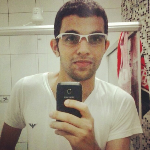 Estudante univesitário, curto viajar, familia, festa, amigos, aproveitar a vida cada segundo! Ah e twitteiro por desocupação.