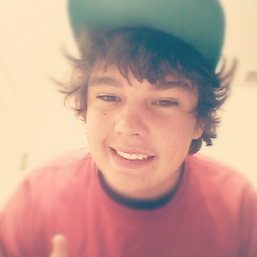 I 1v1 blackops 2. also I play football, and basketball. i'm 6ft tall I love to inspire people. my Gt: Sin days