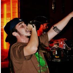 Cantor e Compositor, membro do coletivo Cidade Verde Sound System.