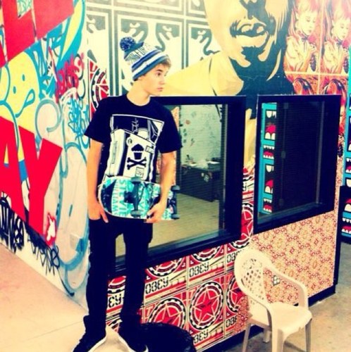 13 years old, NO I AINT A FAKE.. My pictures are jb not me(icon)