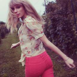 Hi there! This Twitter is fully dedicated to the beautiful Taylor Swift. Tweeting some infinite reasons to love her. Hope you follow and RT, thank you. :)