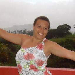 Alegre, divertida, romantica (até um certo ponto), criativa, observadora, verdadeira, falastrona, e com uma Fé e Esperança e muito grande!