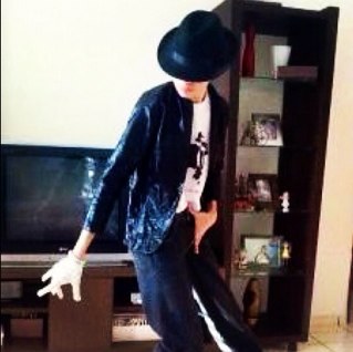 Nascido em 1997 no dia 23/03, estudo no CEI Mirassol, sou de Natal/RN, fã de Michael Jackson e curto rock além de rap(Racionais MC's)