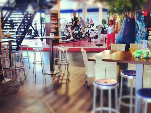 sporten in een luxe en professionele omgeving met een gemoedelijke sfeer, geniet van de wellnessmogelijkheden,om af te sluiten met een drankje in onze lounge.