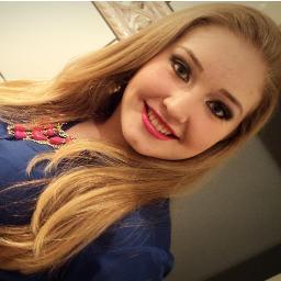 Tenho 15 anos,Catarinense,sou fã do @luansantana,dona da @FCRespirovcLS ,  Follow? http://t.co/xtn9hf9v