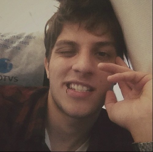Eu sou #ChaMel e estou aqui pelo mesmo motivo de todas voces: Roobertchay Domingues da Rocha Filho, o nosso Chay Suede.