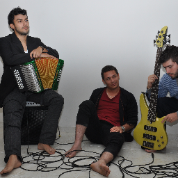 A Dos Palos nace a mediados del año 2009, mezclando ritmos del caribe colombiano con pop.
