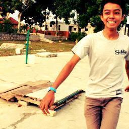 Mohd Aiman Eizarul Hisyam Bin Azman , just a simple guy and always want to be a simple guy ,16 years old ! single and always wait for you :')