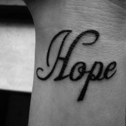 Ciao sono una Directioner amo i miei idoli e il loro sorriso è il mio...Sono una semplice ragazza che sogna di poter incontrare i propri Idoli,