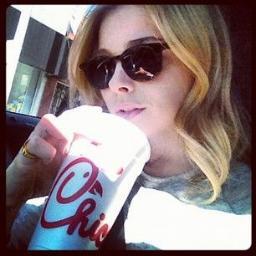 Olá, sou a Chloe e amo meus pais @Selena__Sincera e @NickSincero. Follow me :) xx