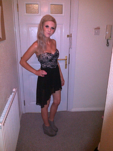Facebook - Holly Llewellyn. Bbm - 2A56272B