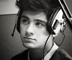 13.Unicornio bipolar ,lo creas o no , sere crimenologa , Tuittera y enamoradiza #directioner , #belieber , #Selenatica  y drogata...