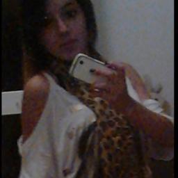 Não busco ser perfeita , mas sim ser eu mesma , sou ignorante com quem merece &&' não aturo falsidade .