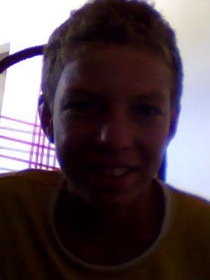Jovem, 15 anos, Cristão.. Segue que sigo de volta.