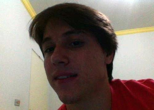 ..Esse cara é bandido, aham, objetivo
um bom malandro, conquistador
tem naipe de artista, pique de jogador
impressiona no estilo de patife
roupa de shopp..  ♫