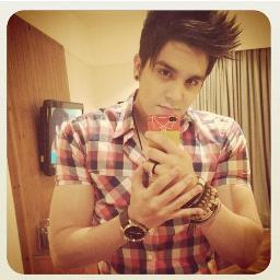 Sinais me mostraram o caminho até voce, vagalumes guiam-me sem perceber, e no fim da estrada uma luz, parece ser voce  @luansantana ♥ Since : Março 2012