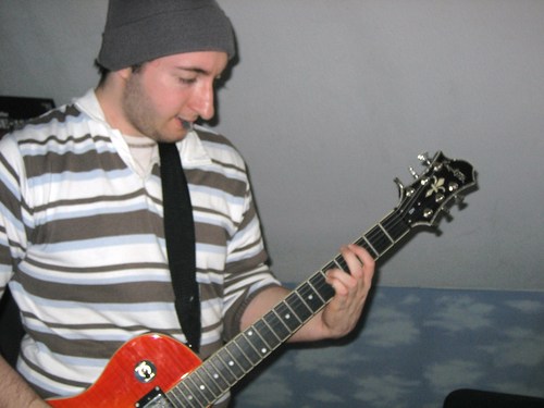 Jeune homme de 19 ans passioné de rock en tous genre , joue à l'occasion de la guitare et blablabla
