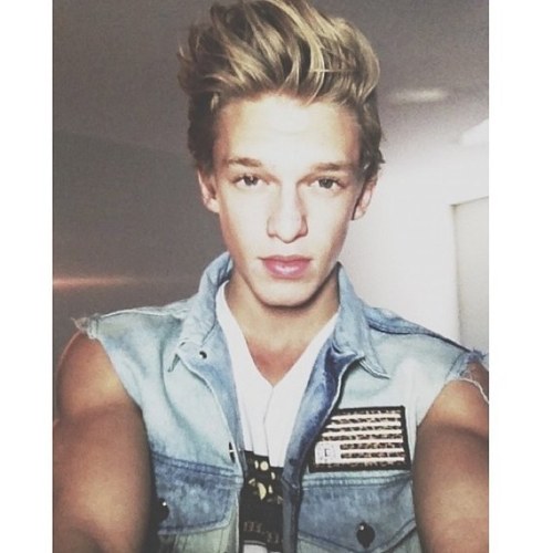 Just another one of Codys Angels. Jake thrupp followed me at 12:40am 7/23/12. Cody followed me on 12/7/12 at 5:32 pm. And im follow my madison peetis.