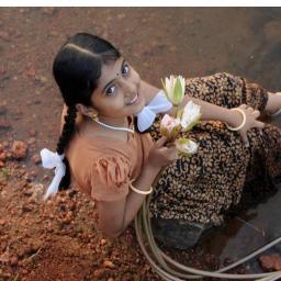 ♥ அழ வைத்த சூழ்நிலைகள் யாவும், நம்மை சிரிக்க வைக்கவும் தனக்குள் எதையாவது ஒளித்து வைத்திருக்கும்... தேடுங்கள் , அதைத் தேடித் பிடித்து ரசியுங்கள் ! ♥