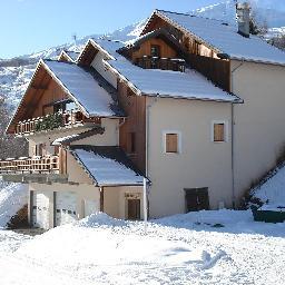 HEBERGEMENT spacieux, 190m2, 4 chambres, 17 lits, Possibilité, pension complète, 1/2 pension ou gestion libre. Produit du terroir et de saison, menu bio