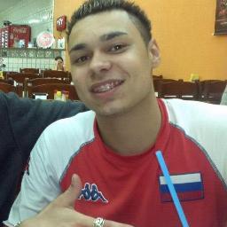 Feliz disposto fazer tudo para arrumar amigos.