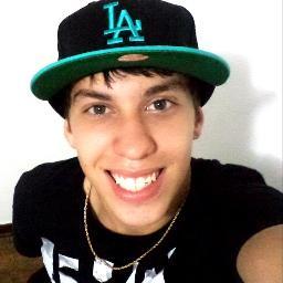 Produtor Musical & DJ  , Alegre , Extrovertido , e Tem preguiça de escrever o resto !  Sigam de Volta Please ! *-*