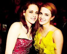 Emma Watson, Kristen Stewart e Nina Dobrev...Amo todas de coração adoro o trabalho delas...Sou muito fã de Harry Potter, Twilight e The Vampire Diaries. Bjs