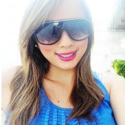 Quem quiser vencer na vida deve fazer como os seus sábios: mesmo com a alma partida, ter um sorriso nos lábios.♥