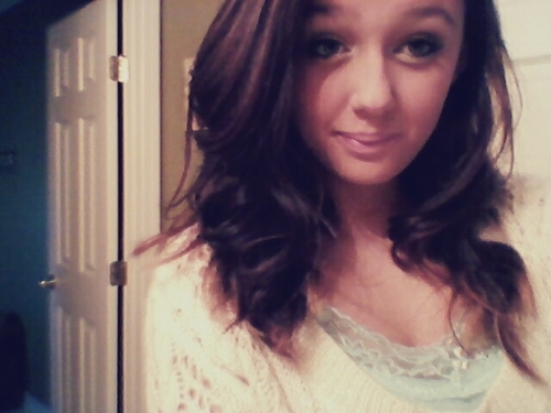 I like to talk to the twitter machine about my lack of friends and love of food and cats . http://t.co/6ZEHDDNW :3