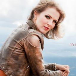 Sou Simone, ministra de Louvor.
Amo a Jesus acima de todas as coisas.:)