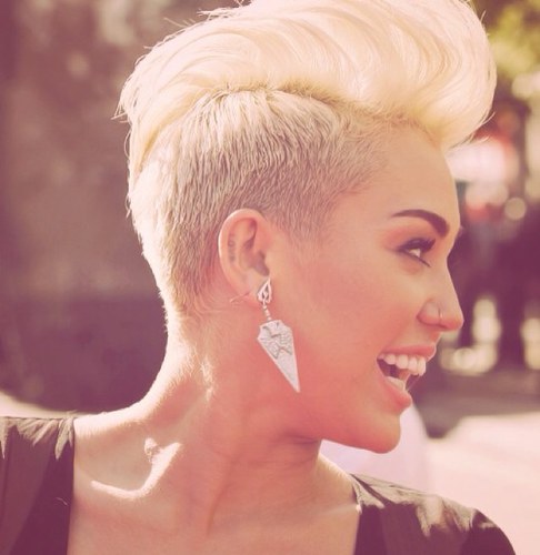 A musica é o amor da minha vida. É uma fuga total da realidade. A musica nos transporta para outro lugar, um inesperado e importante. - Miley Cyrus