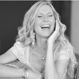 Singer/Songwriter, hosts Tall Poppy Presents http://t.co/TXwaMoxFxT
