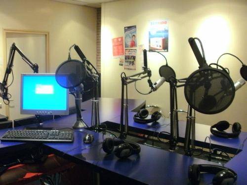 Hollandse muziek / Artiesten nieuws / Agenda puntjes Twiter nieuws / en nog veel meer elke Dinsdagavond van 22:00 uur tot 00:00 uur op Zaanradio