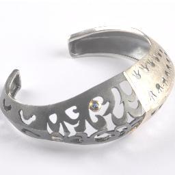 Barcelona Designer & Artisan.SOUL ADORNMENT- jewelry that transmits authenticity & connects with the most sublime part of our nature. https://t.co/6mukWKQ2Wt