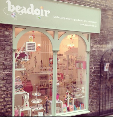 Funky jewellery for KIDS & adults. Designed by Abby Hering & handmade here in London! Kids jewellery making parties, event workshops, wedding beadbars, beads 🌟