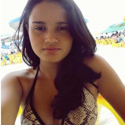 Sou fria , irônica , chata , alegre , eu choro , dou risadas , sinto raiva , sou boba , carinhosa , brinco , mordo E CORINTHIANA ;9