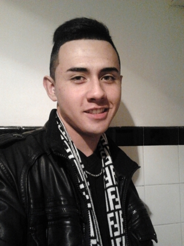 Hola, tengo 17 añitos soi simpatico , superrr alegre y chistoso :) vivo en san joaquin y em me gusta salir, pasarla bien, reirme , y estoy soltero .*-*