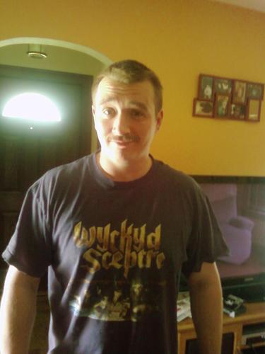 Grad student who likes Rock n Roll. I went back to college as an old dude even though I was wicked smaht.