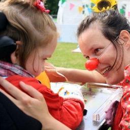 De Dichterbij-Clown schenkt liefdevol, individueel contact, aandacht en plezier aan iedere kwetsbare medemens: jong en oud! De clowns zijn gecertificeerd.