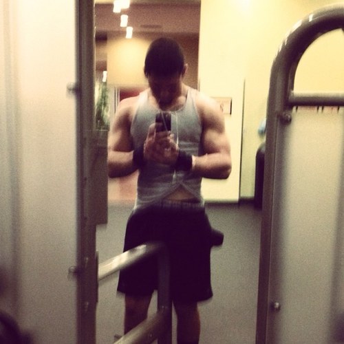 Names Anthony 17 years old, portugues ;) hittin the gym is what i like, follow me.