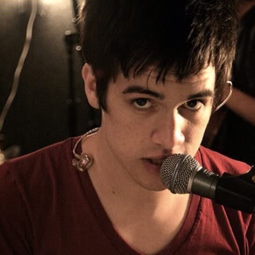 25. Canto, toco la guitarra, la batería y monto el pollo en los videoclips de Panic! At The Disco. En mis ratos libres le doy caña al sitar. Soy Barroco.