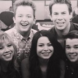 Jennette me segui e me respondeu no dia 12/08/2012 e Reed me seguiu e respondeu no dia 07/09/2012