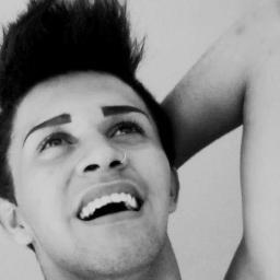 Ator, modelo, DJ, rico, ex-BBB, famoso, bonito e mentiroso. :) rsrs.. 
Facebook : http://t.co/Ne82021e