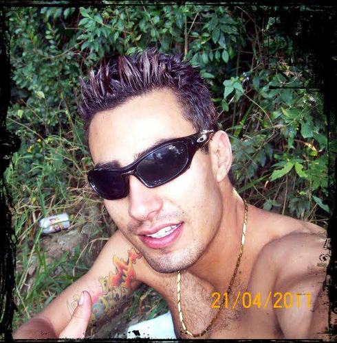 Quem sou eu? Sulcos imperfeitos. Talvez seja essa uma boa definição, já que ,quando trata-se de mim, precisão é utopia.